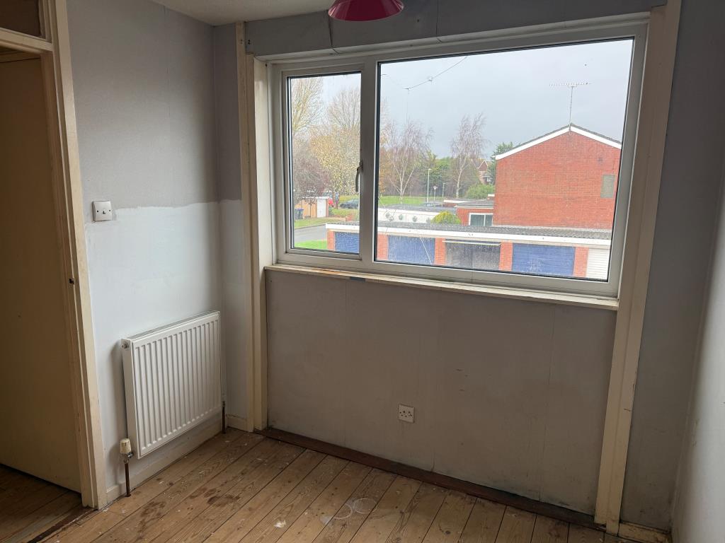Lot: 107 - THREE-BEDROOM HOUSE IN NEED OF COMPLETE REFURBISHMENT - Third bedroom with rear window